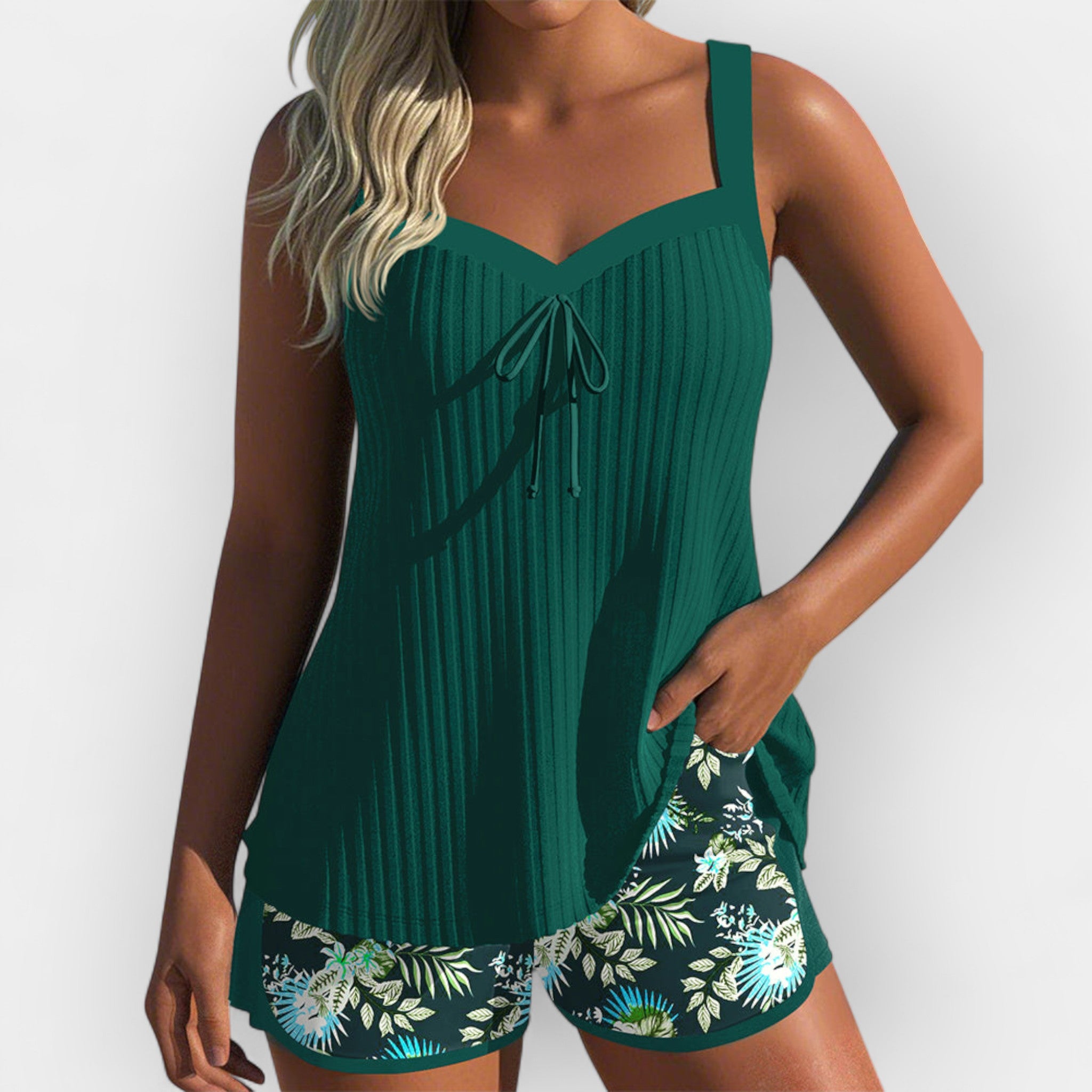 Tankini dungat din două piese cu pantaloni scurți