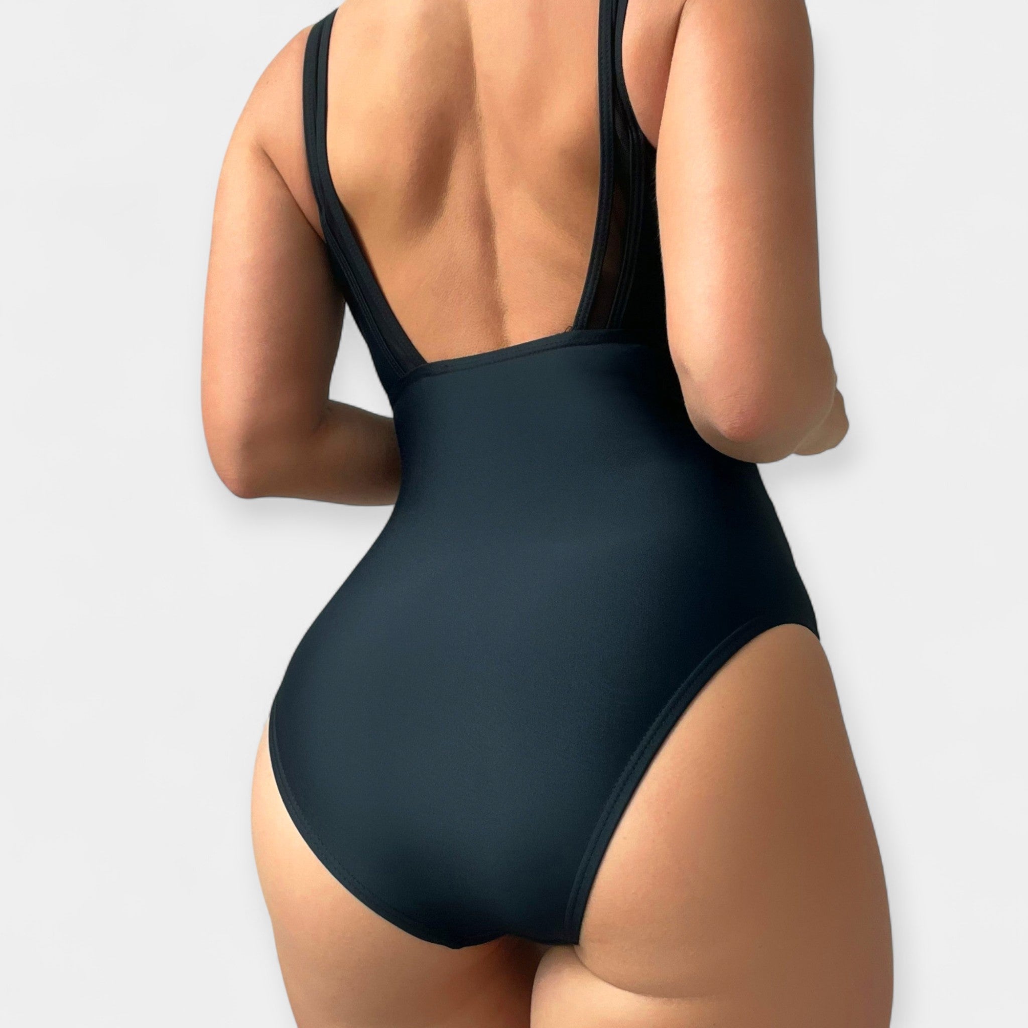 Costum de baie întreg cu detalii transparente